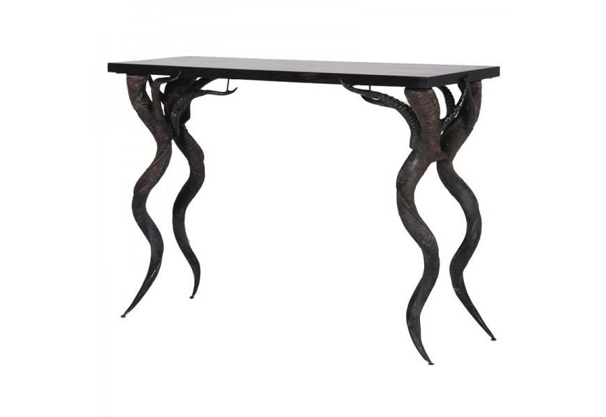 Atypick&aacute; vyrez&aacute;van&aacute; gotick&aacute; konzola Horn