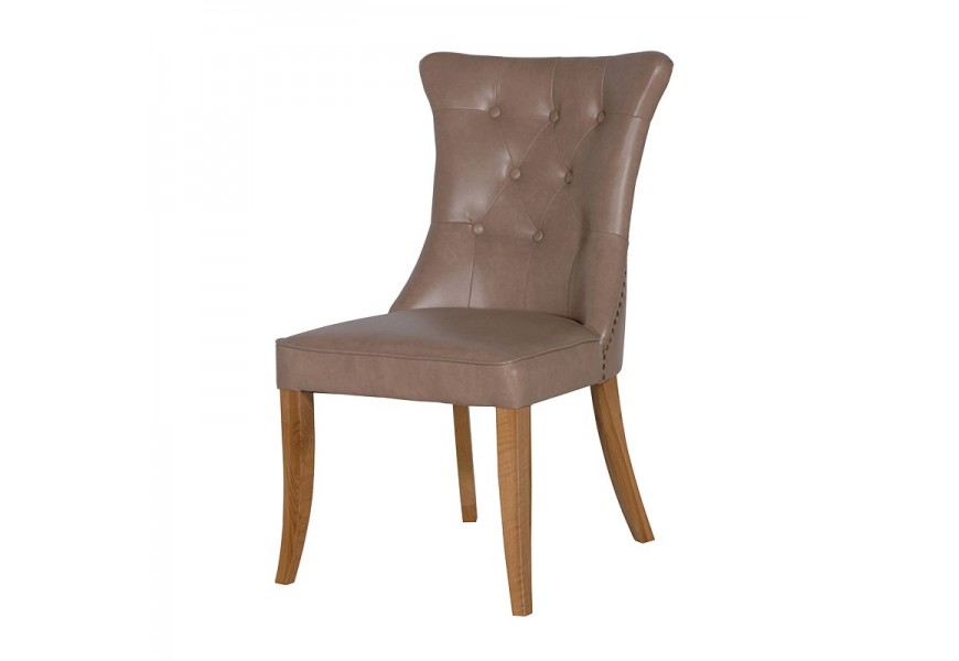 Štýlová Chesterfield jedálenská stolička Ruelle v bledo hnedom poťahu s bronzovým klopadlom a nohami z dreva