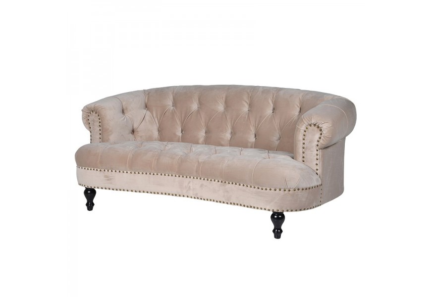 Baroková chesterfield dvojsedačka Juleen béžovej farby s kovovým dizajnovým vybíjaním a masívnymi čiernymi nožičkami
