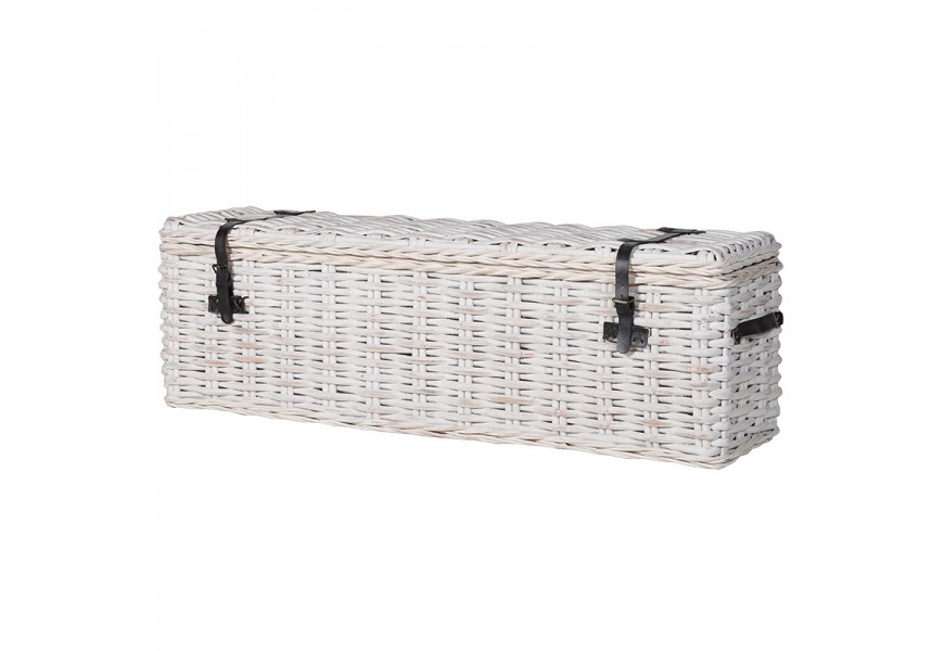 Štýlová široká vidiecka truhlica Bert z ratanu v bielom prevedení s čiernymi koženými prackami a uzavretým úložným priestorom