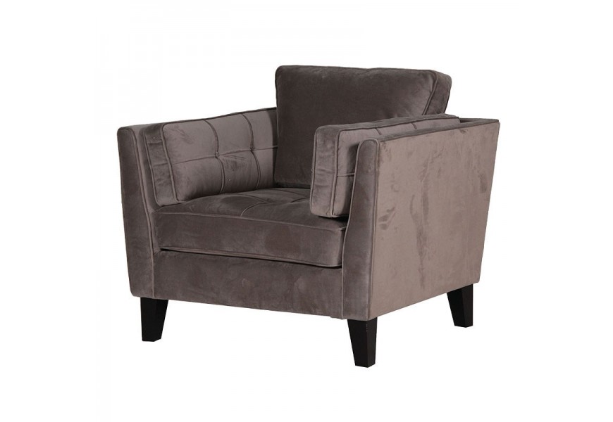 Čalúnené šedé kreslo Freon s dekoratívnymi vankúšmi a drevenými nohami