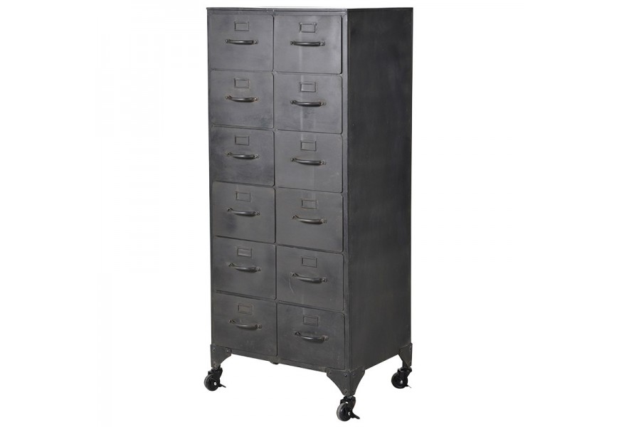 Vysoká čierna vintage komoda Carsen v industriálnom štýle zo železa s nožičkami na kolieskach s dvanástimi zásuvkami