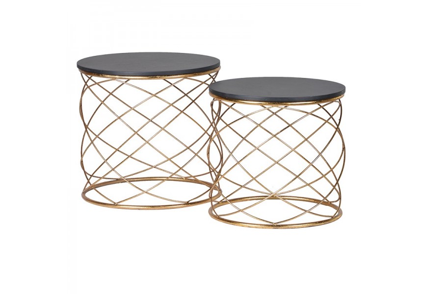 Set kruhových príručných stolíkov Erny v Art-deco štýle so zlatou kruhovou konštrukciou a čiernou doskou