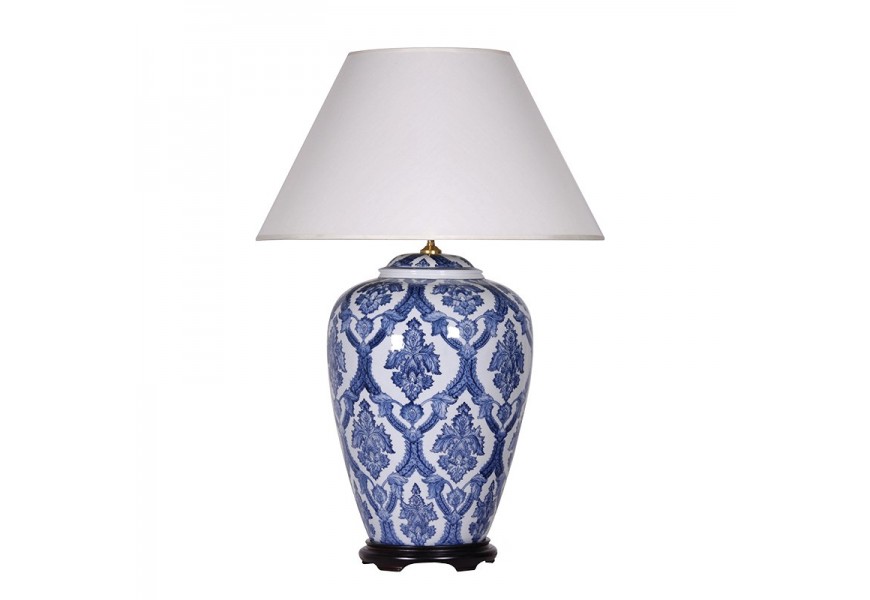 Luxusná biela porcelánová lampa Camhor s masívnym podstavcom z gáfrového dreva s modrými kvetovými vzormi vo vintage prevedení