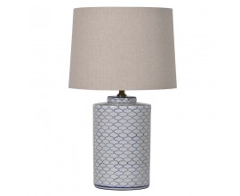 Nadčasová a luxusná porcelánová biela lampa Wilkin s modrým ornamentálnym vzorom a pieskovým tienidlom vo vintage prevedení