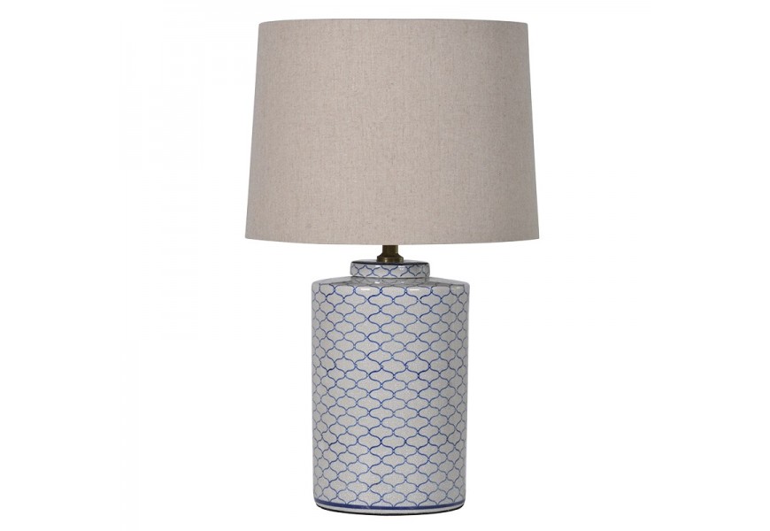 Nadčasová a luxusná porcelánová biela lampa Wilkin s modrým ornamentálnym vzorom a pieskovým tienidlom vo vintage prevedení