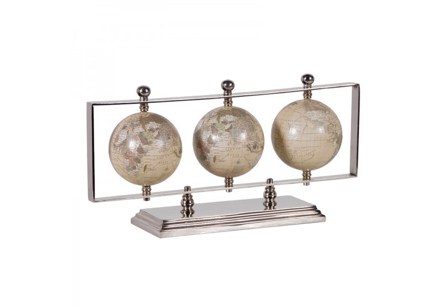 Moderná art deco dekorácia Tanos zložená z troch glóbusov umiestnených v obdĺžnikovom kovovom lesklom striebornom ráme s podstavou