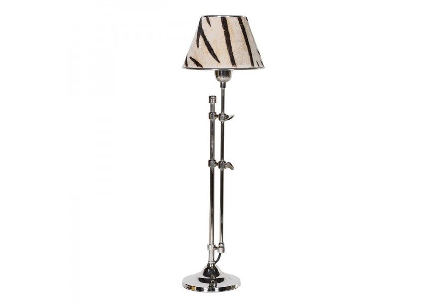 Art deco moderná stolná lampa Marty so striebornou vysoko lesklou konštrukciou s nastaviteľnou výškou a koženým tienidlom so vzorom zebry v hnedo čiernej farbe
