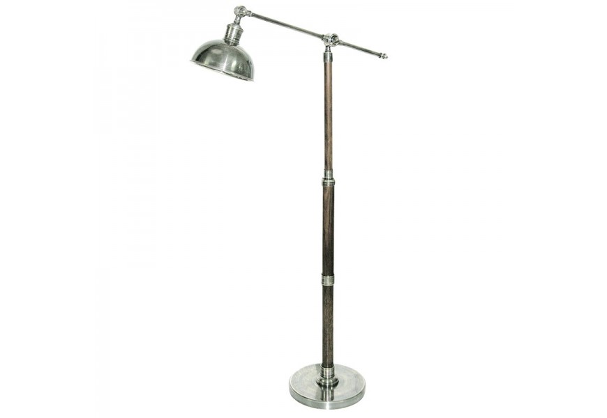 DIzajnová vintage stojacia lampa Theo s nastaviteľnou výškou dreveného stojana a kovovým tienidlom v zámerne zostarnutej striebornej farbe