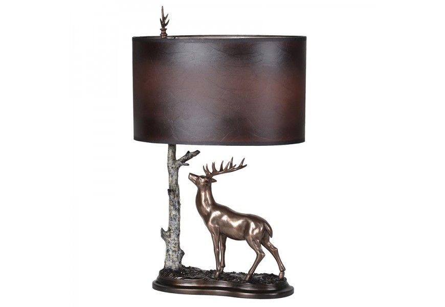 Dizajnový kožená stolná lampa Scenic s podstavou s bronzovým jeleňom s nohou v sivej farbe v tvare brezy s okrúhlym tienidlom z ekokože v hnedej farbe so starožitným dizajnom