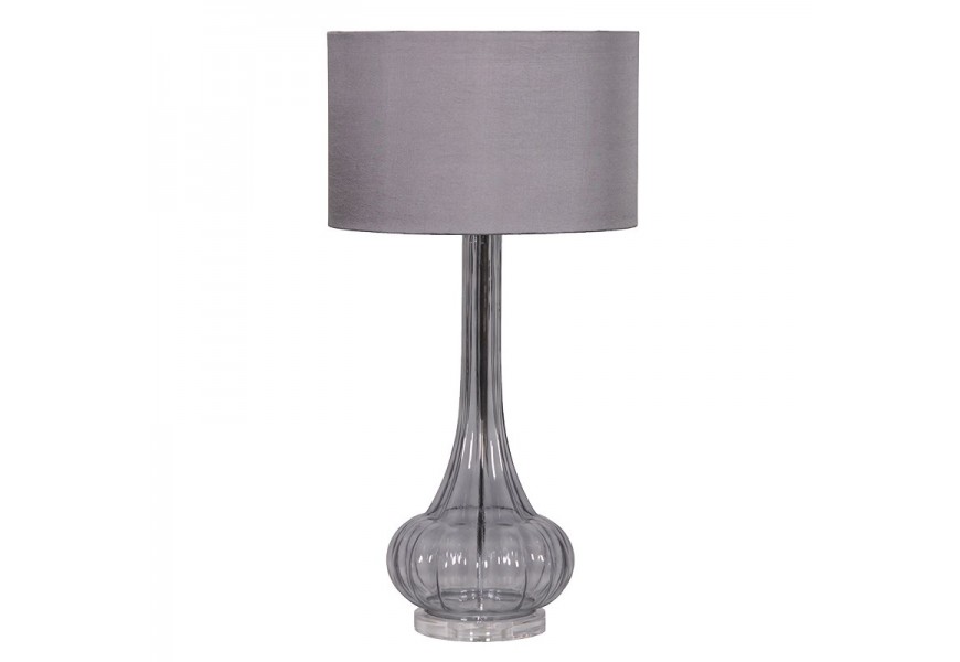 Dizajnová stolná lampa Wraith so zaoblenou dymovou sklenenou základňou s jemným rebrovaním a elegantným sivým tienidlom valcového tvaru