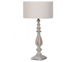 Dizajnov&aacute; vidiecka b&eacute;žov&aacute; stoln&aacute; lampa Xenia s vyrez&aacute;vanou nohou s dizajnom s&uacute;stružen&eacute;ho dreva so starožitn&yacute;m patinovan&yacute;m efektom s bielym valcovit&yacute;m tienidlom