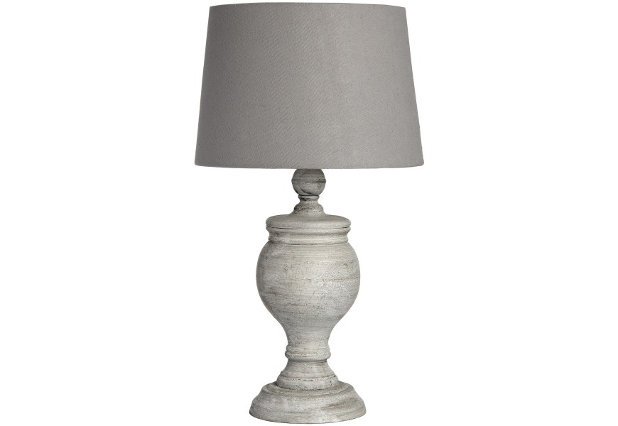 Dizajnová vidiecka svetlá sivá stolná lampa Uthina s okrúhly textilným tienidlom a podstavou s dizajnom sústruženého dreva s výraznou štruktúrou a starožitnou patinou