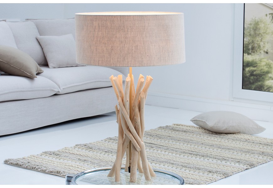 Dizajnová masívna stolná lampa Cara s podstavou z naplaveného dreva v svetlej hnedej farbe a s béžovým okrúhlym tienidlom z ľanu
