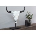 Vidiecka biela dekorácia Bull s čiernymi rohmi na stenu alebo postavenie na obdĺžnikový čierny stojan 50 cm