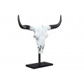 Vidiecka kovová dekorácia Bull v bielej farbe s realisticky tvarovanou hlavou býka a čiernymi rohmi s možnosťou montáže na stenu alebo umiestnenia na čierny kovový stojan