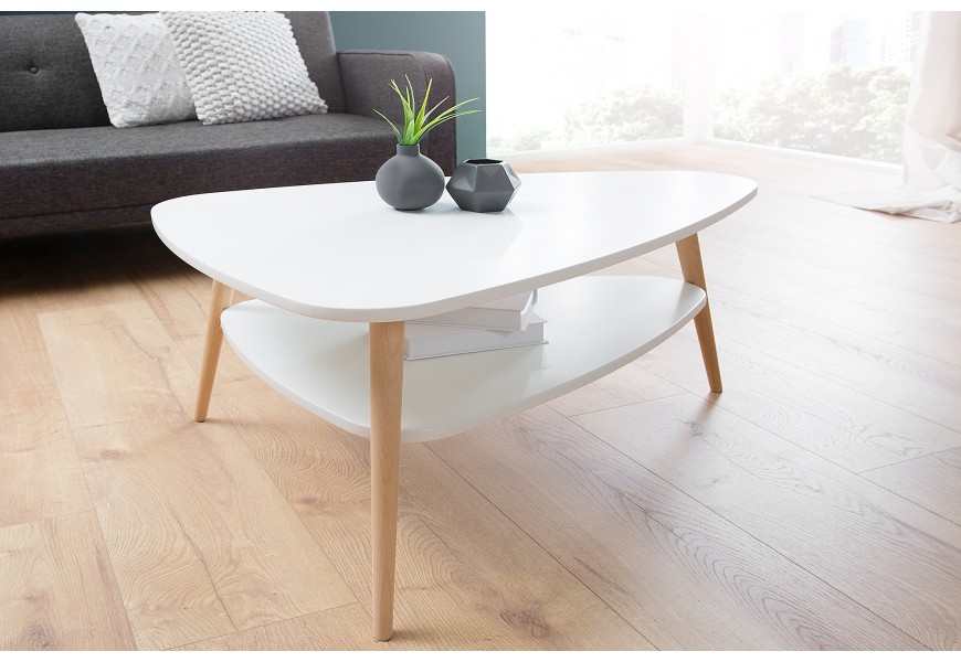 Jednoduchý konferenčný stolík so zaoblenými okrajmi do škandinávskych priestorov