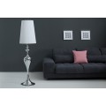 Glamour stojaca lampa Lucie s tvarovanou chrómovou podstavou v striebornej farbe a bielym okrúhlym tienidlom z nylonu 160 cm