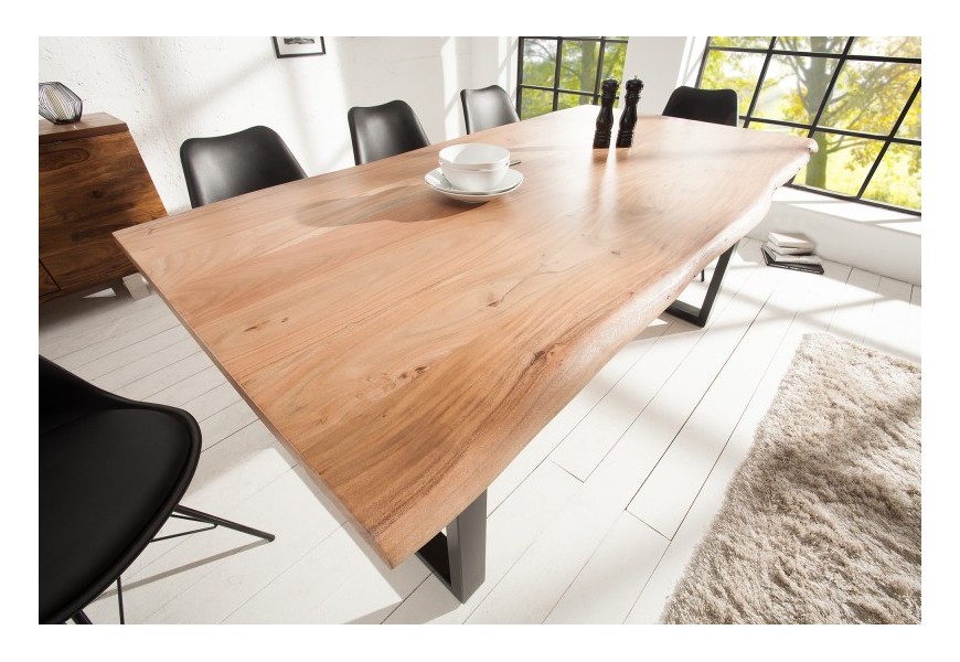 Dizajnový jedálenský stôl z masívu s prvkami industriálneho štýlu