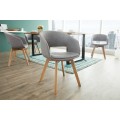 Minimalistická dizajnová stolička s prvkami škandinávskeho štýlu