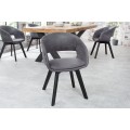 Minimalistická dizajnová stolička s prvkami škandinávskeho štýlu