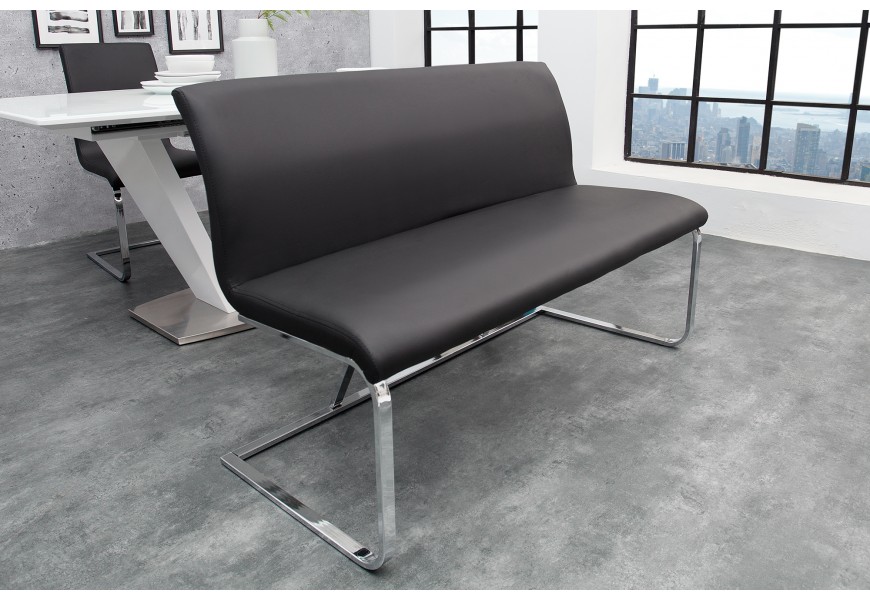 Minimalistická čierna lavica s kovovou konštrukciou v striebornej farbe