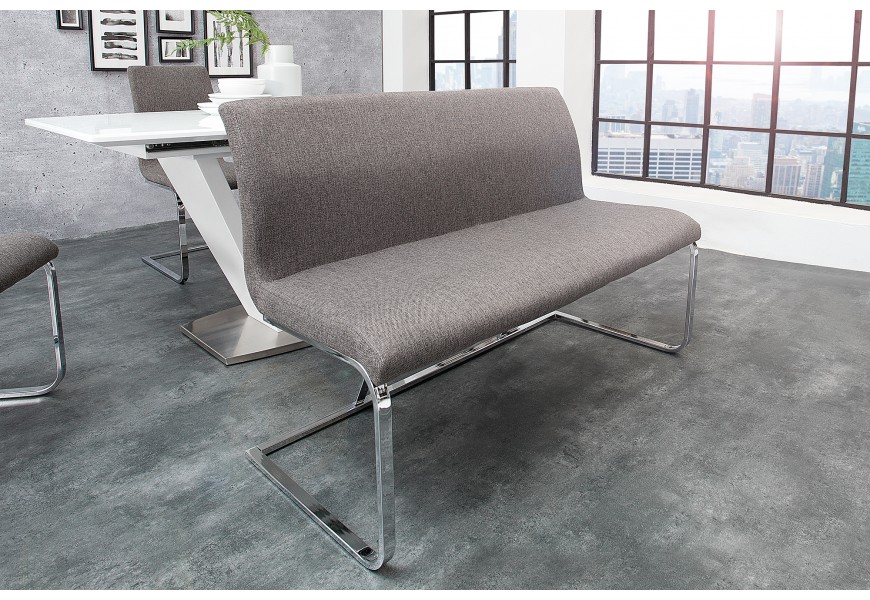 Minimalistická sivá lavica so striebornou kovovou konštrukciou