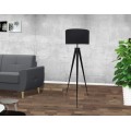 Moderná stojanová lampa s čiernym textilným tienidlom a trojnohou konštrukciou v čiernej farbe pre elegantný interiér