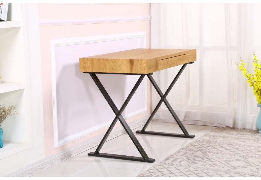 Dizajnový písací stolík s prvkami industriálneho štýlu