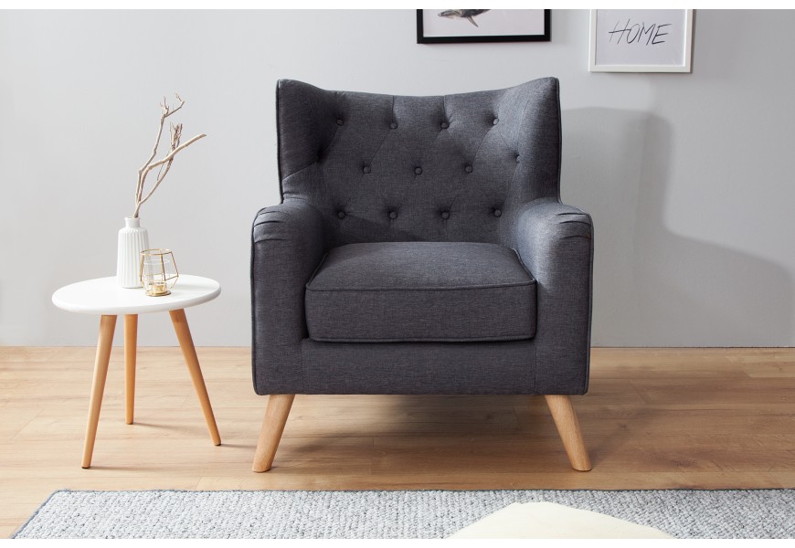 Štýlové kreslo s masívnymi nožičkami do retro alebo škandinávskych priestorov