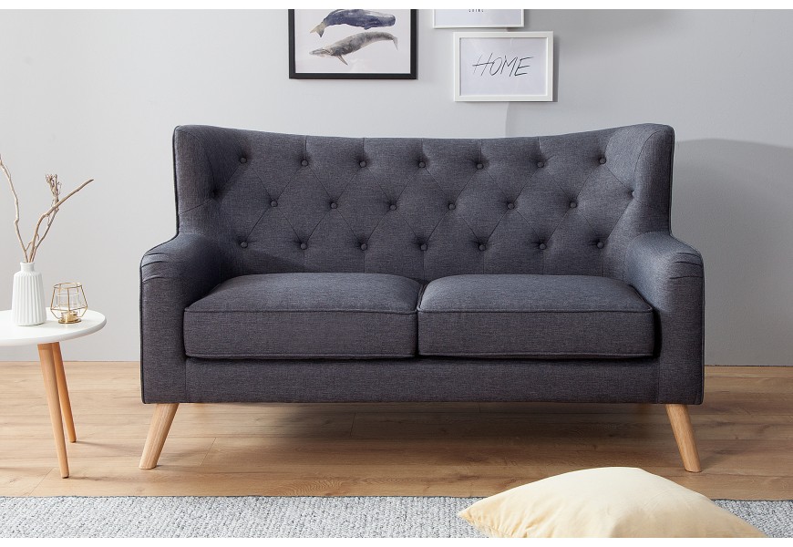 Štýlová dvojsedačka s masívnymi nožičkami do retro alebo škandinávskych priestorov