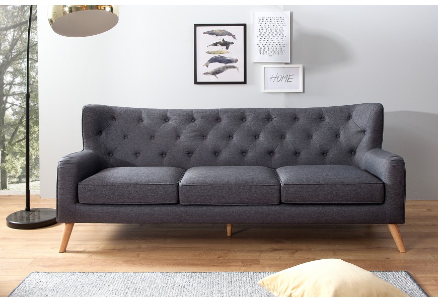 Štýlová trojsedačka s masívnymi nožičkami do retro alebo škandinávskych priestorov