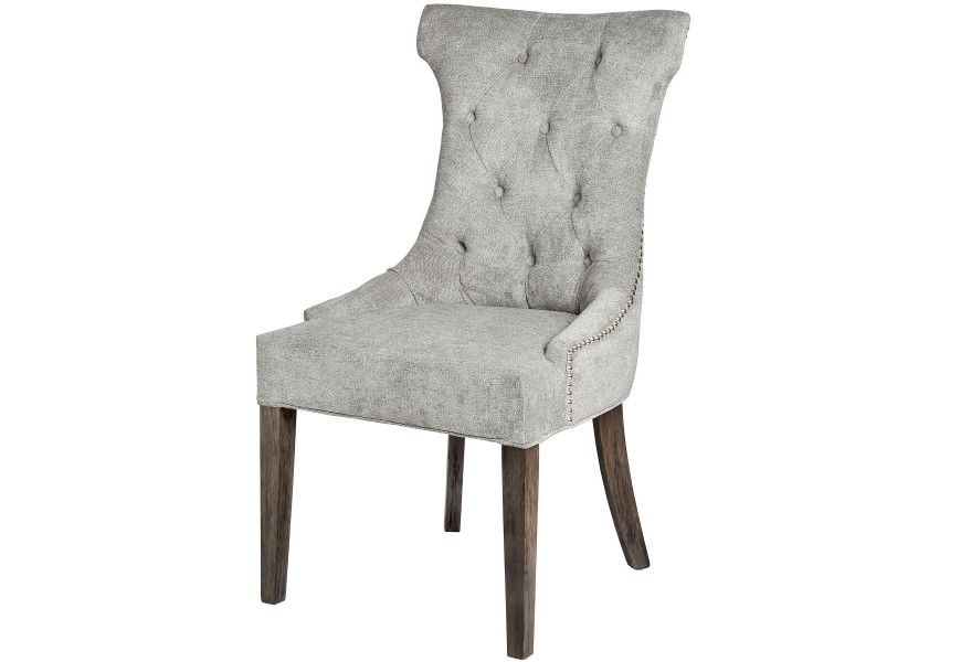 Luxusná sivá čalúnená jedálenská stolička Tratcher s drevenými nohami a strieborným klopadlom v Chesterfield štýle