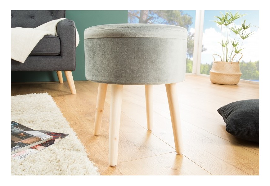 Štýlová zamatová taburetka Handy v šedej farbe
