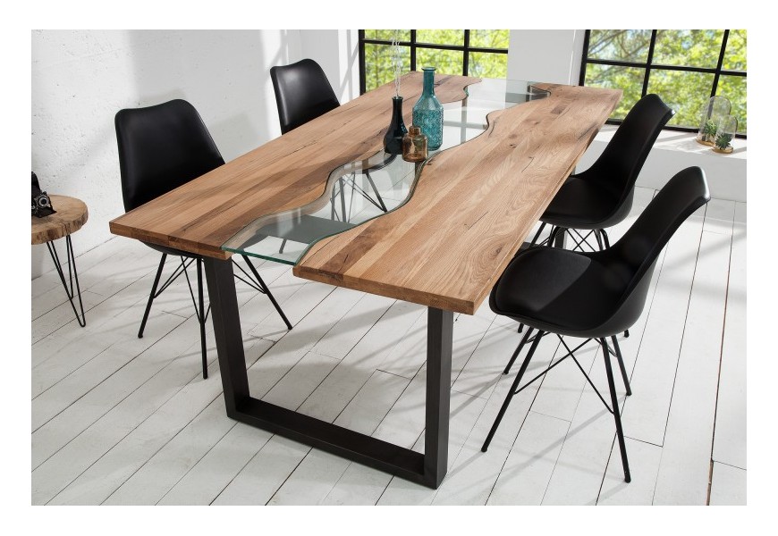 Jedálenský stôl z masívneho dreva so skleneným zdobením a s čiernymi nohami