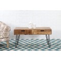 Dizajnový stolík z masívneho dreva s prvkami industriálneho štýlu