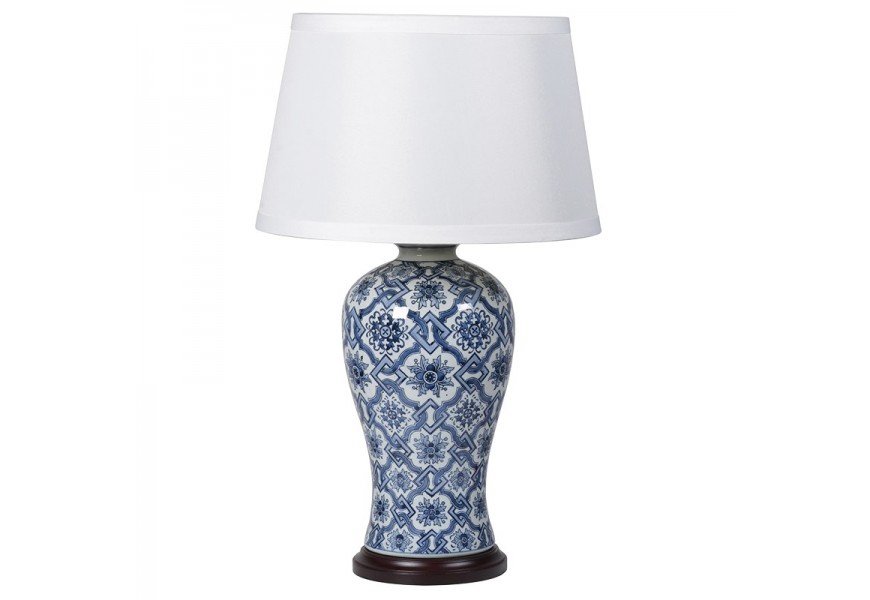 Veľká keramická modrá stolná lampa s kvetovým vzorom a bielym tienidlom