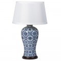 Veľká keramická modrá stolná lampa s kvetovým vzorom a bielym tienidlom