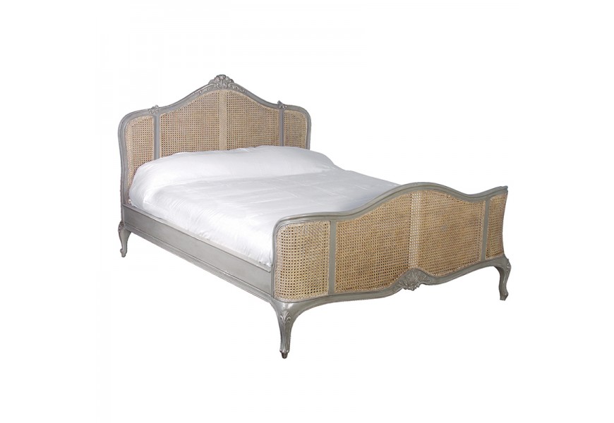 Vidiecka vintage posteľ Crema s dreveným rámom so sivým zámerne zošúchaným náterom a svetlým hnedým ratanovým výpletom