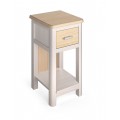Luxusný masívny štvorcový nočný stolík Cerdena s jednou zásuvkou s kovovou úchytkou a otvorenou spodnou policou s dlhými nožičkami v svetlej hnedej a bielej farbe