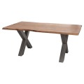 Moderný dizajnový jedálenský stôl z masívneho dreva s nepravidelnými okrajmi