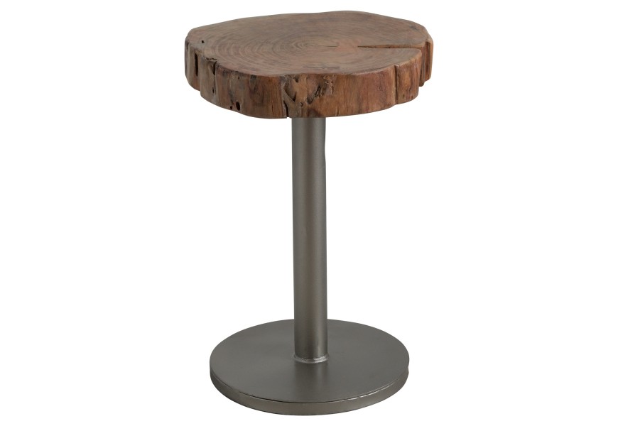 Príručný stolík je vyrobený z masívneho dreva akácie a surového kovu