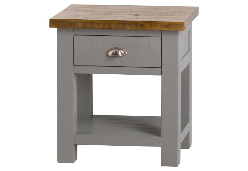 Kombinácia jemnej sivej farby, strievorných prvkov a masívnej borovicovej dosky pôsobí naozaj nadčasovo