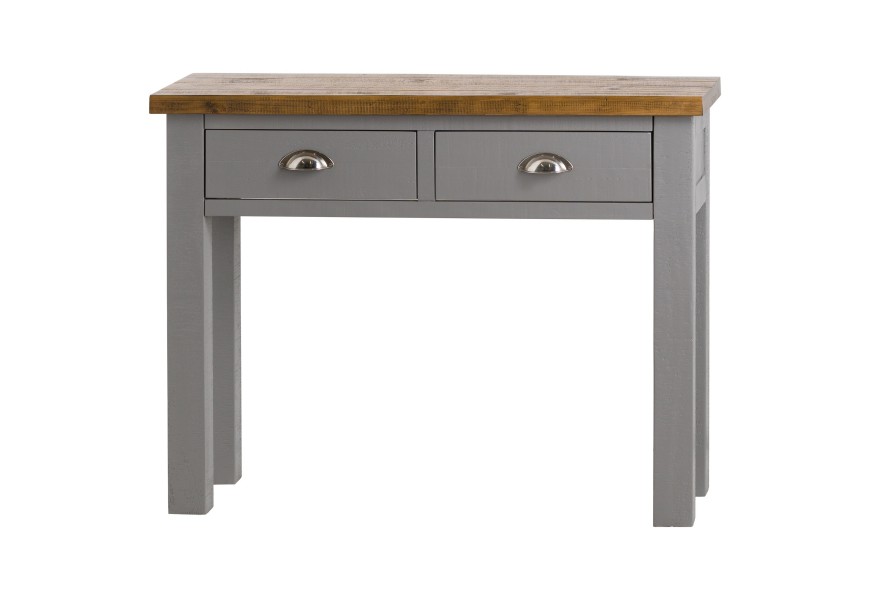 Kombinácia jemnej sivej farby, strievorných prvkov a masívnej borovicovej dosky pôsobí naozaj nadčasovo