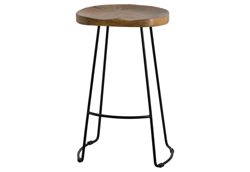 Masívna barová stolička Franklin s kovovou podstavou v čiernej farbe s ergonomicky tvarovaným dreveným sedadlom v naturálnej hnedej farbe bez bočných a chrbtovej opierky