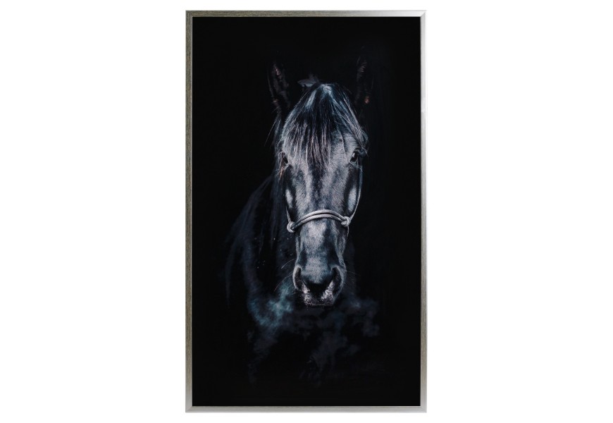 Jedinečný obraz koňa je umiestnený v minimalistickom striebornom ráme