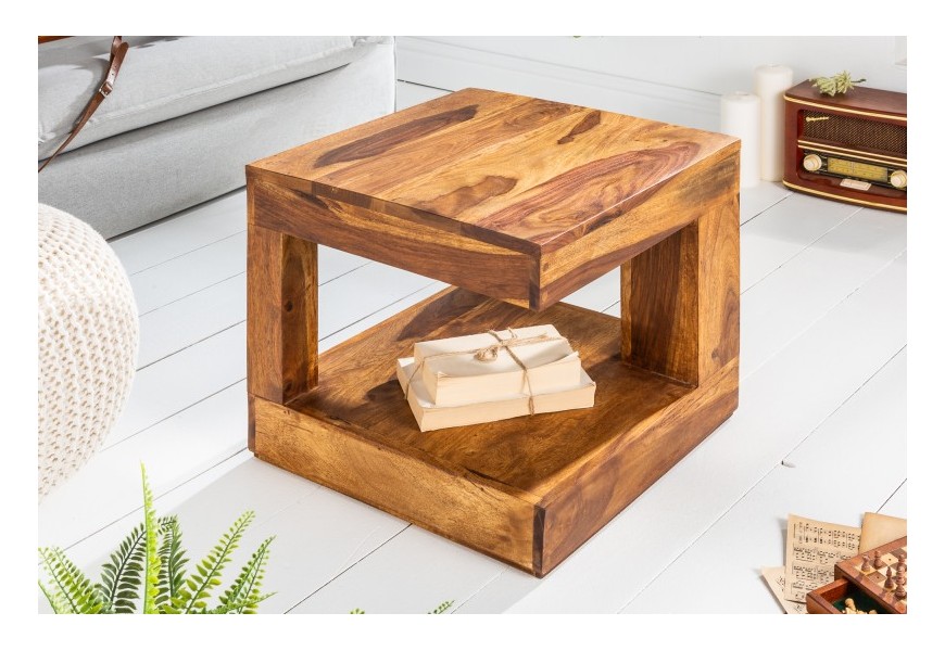 Koloniálny masívny štvorcový konferenčný stolík Giant z lakovaného sheesham hnedého dreva s poličkou a asymetrickou nohou 45 cm