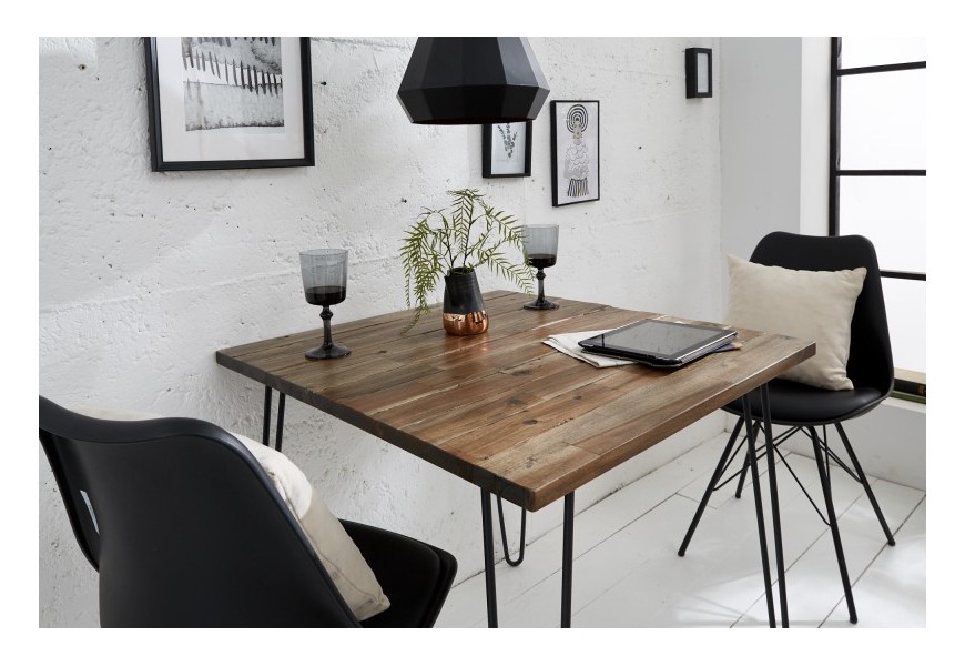 Štvorcový jedálenský stol tmavo hnedý z dreva