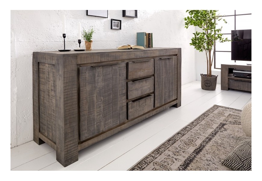 Jedinečný industriálny príborník Svea v sivom prevedení z mangového masívneho dreva, s tromi praktickými zásuvkami a dvomi dvier