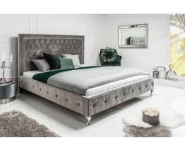 Exkluzívna chesterfield posteľ Caledonia v striebornej farbe v zámockom štýle so striebornými nožičkami